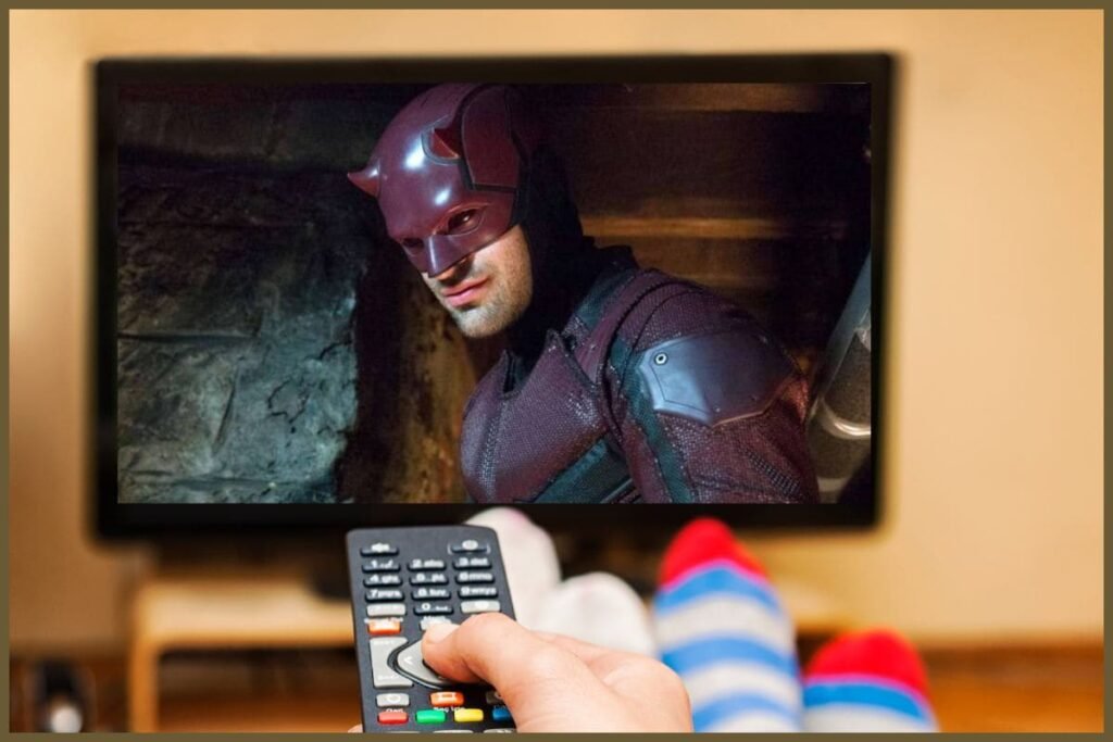 Demolidor: Renascido - O Retorno do Herói de Hell’s Kitchen
No dia 4 de março de 2025, o Disney+ trouxe de volta um dos heróis mais aclamados e complexos da Marvel com a série Demolidor: Renascido (Daredevil: Born Again). Esta nova produção marca o retorno triunfal de Matt Murdock ao Universo Cinematográfico da Marvel (MCU) e traz uma abordagem fascinante que mistura o tom sombrio e intenso da série original da Netflix com os elementos necessários para se adequar a um público atual.
Para os fãs que esperaram anos para ver novamente o Guardião de Hell’s Kitchen em ação, esta série é um verdadeiro presente. Além das cenas de ação tão aguardadas, Demolidor Renascido aborda questões emocionais e morais, mergulhando profundamente na luta interna de Murdock para equilibrar sua vida como advogado e vigilante mascarado.
Então, se você ainda não assistiu, ou está curioso para saber mais sobre Demolidor: Renascido no Disney+, continue lendo. Vou explorar detalhes, as razões por trás do êxito desta produção e o que ela significa para a Marvel Cinematic Universe,
A Evolução de Demolidor: Renascido no Universo da Marvel
Quando falamos do Demolidor, não podemos ignorar a influência poderosa da série original da Netflix lançada em 2015. Com um tom sombrio, cenas de luta coreografadas de maneira quase visceral e uma profundidade emocional raramente vista em adaptações de quadrinhos, a série rapidamente se tornou um fenômeno cultural.
Agora, com Demolidor: Renascido, o Disney+ resgata esse DNA que conquistou os fãs, mas adiciona novos elementos para expandir o universo do personagem. Desta vez, vemos Matt Murdock enfrentando não apenas as ameaças em Hell’s Kitchen, mas também as consequências psicológicas de ser o Demolidor.